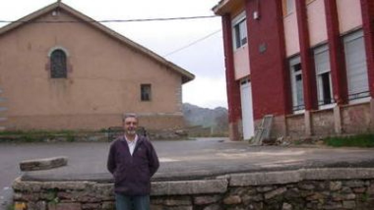 Esteban Rodríguez frente a la iglesia de Poladura, localidad de la que es alcalde pedáneo.