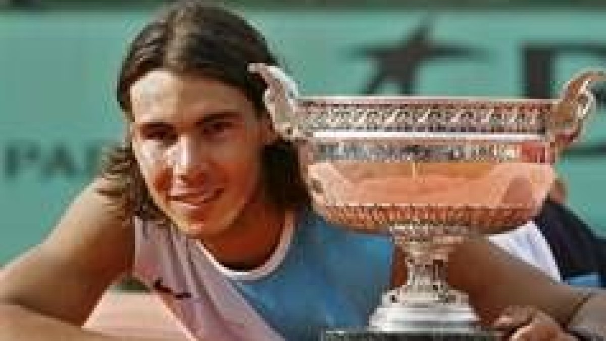 Nadal, emocionado, posa con su tercer trofeo consecutivo de Roland Garros