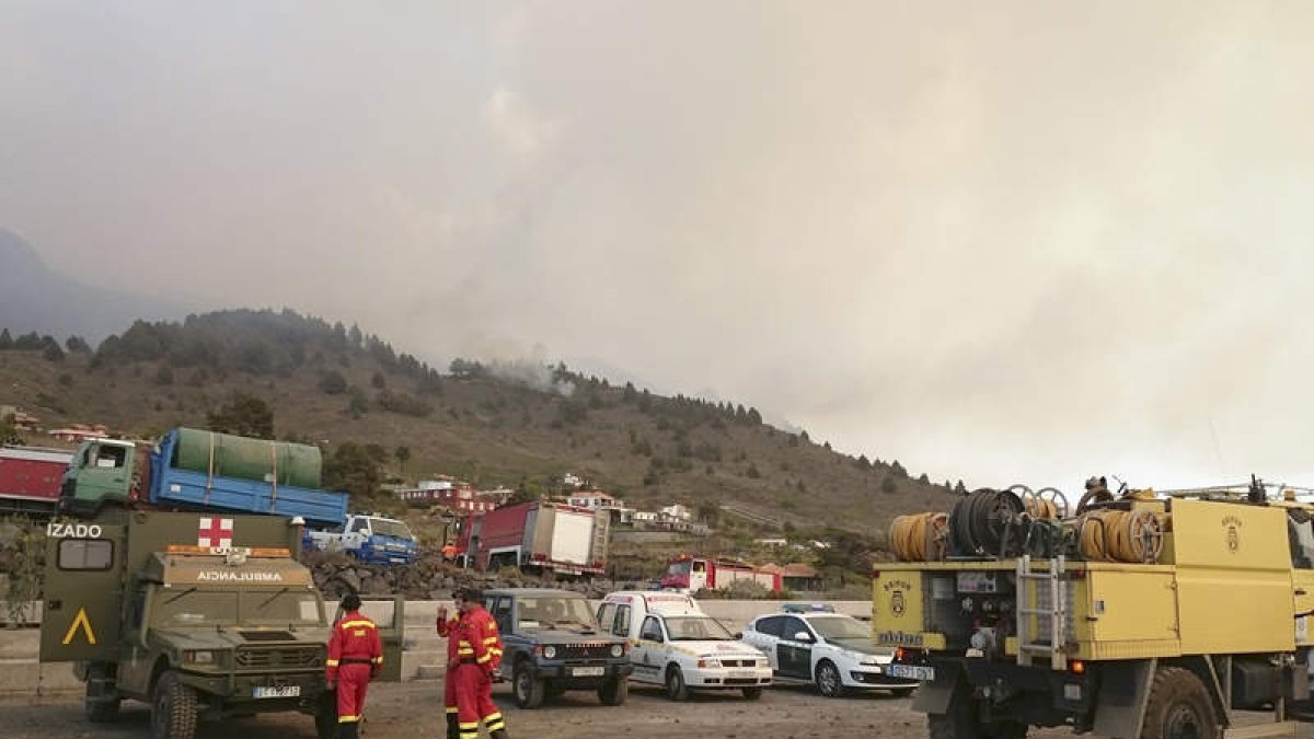 Equipos de emergencia, en las labores de extinción del incendio forestal. MIGUEL CALERO