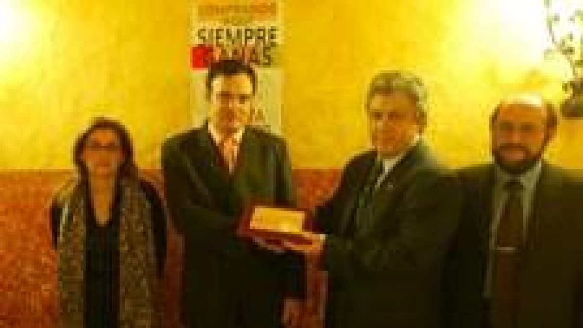 El presidente del Cel en el Bierzo, Abel Ángel Macias, entregó el premio al representante de Euroada