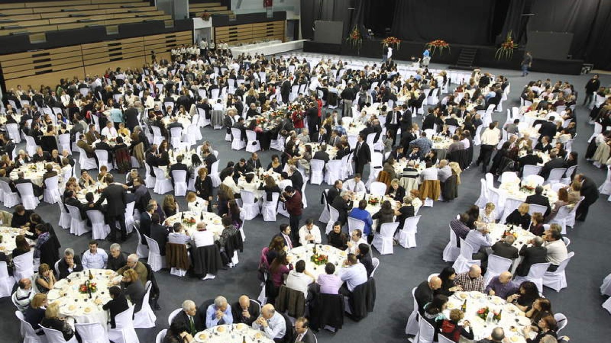 Cerca de un millar de invitados disfrutan de la cena del Festival del Botillo, en una imagen de archivo.