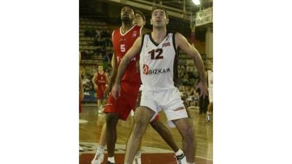 Jorge, junto a Mosley, aguarda un rebote en el Palacio ya con el Bilbao