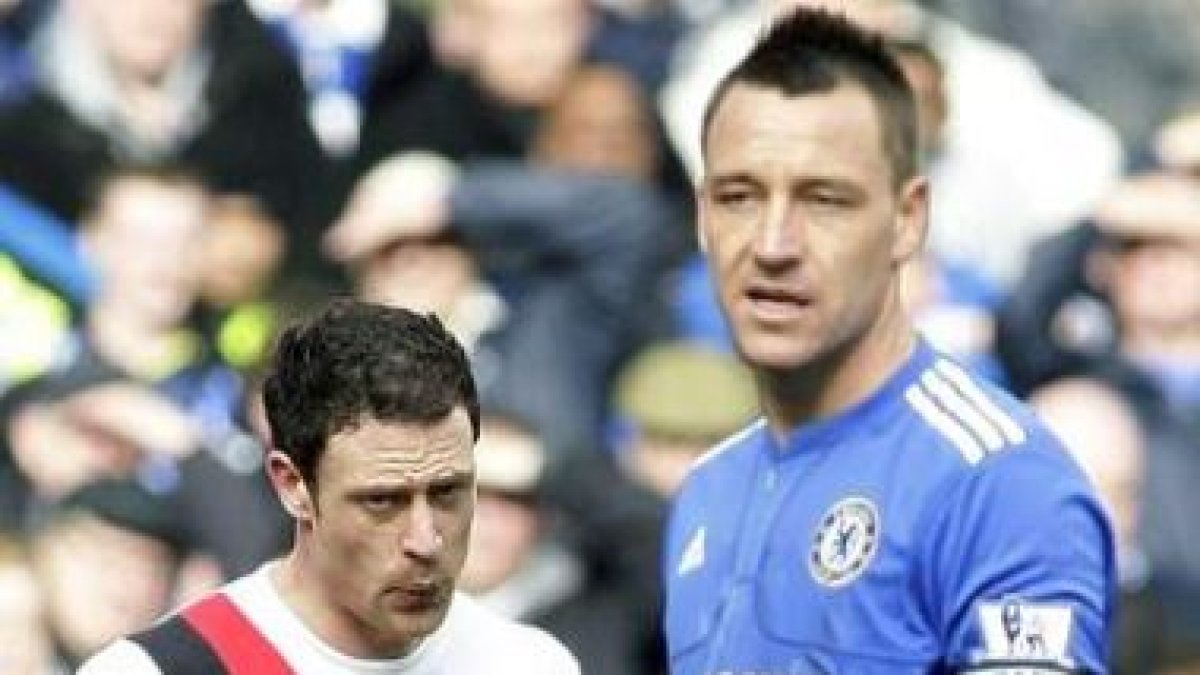Bridge mira al defensa del Chelsea John Terry, ayer.