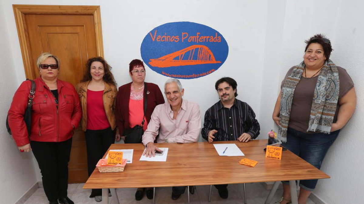 Luis Prieto (centro) con un grupo de candidatos.