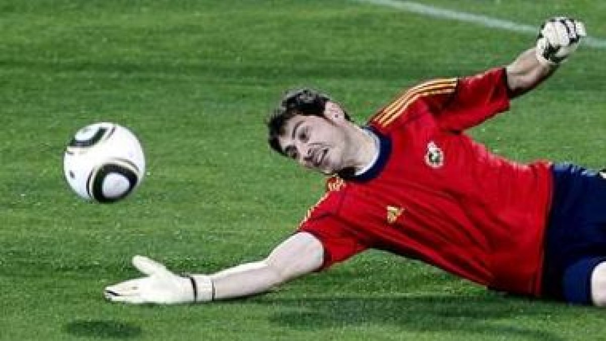 El guardameta español Iker Casillas detiene un balón durante el entrenamiento de la selección.