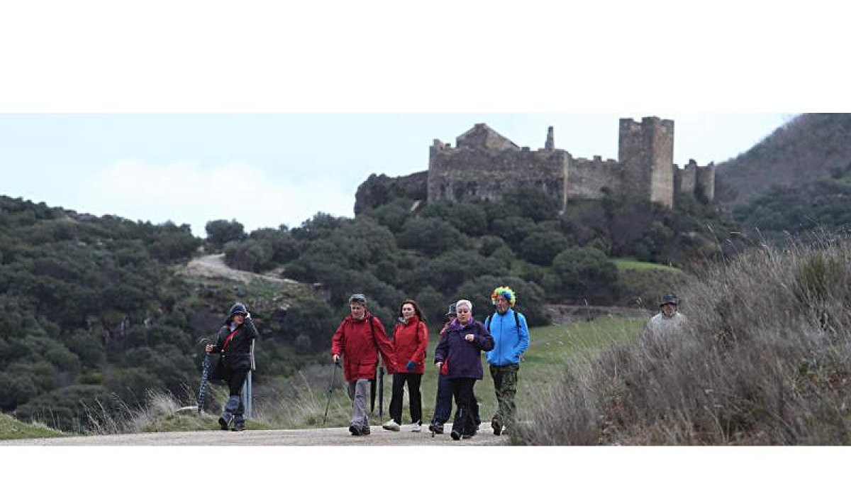 Peregrinos del Camino de Invierno en una de las promociones a su paso por el castillo de Cornatel, en Priaranza