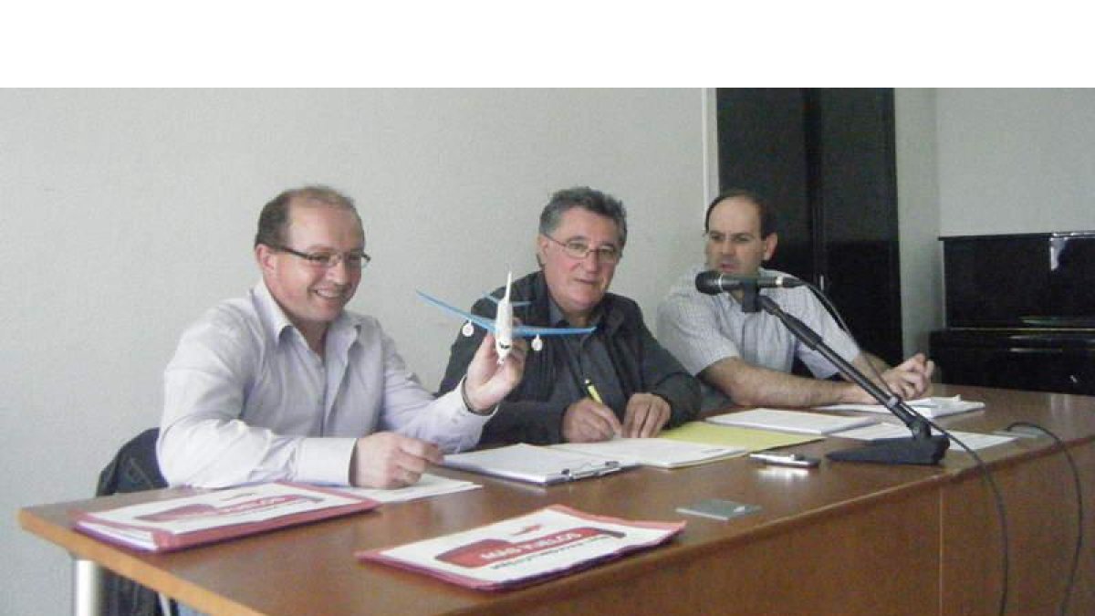 Pedro Álvarez, David Fernández y Julio Lago durante la adhesión a la plataforma.