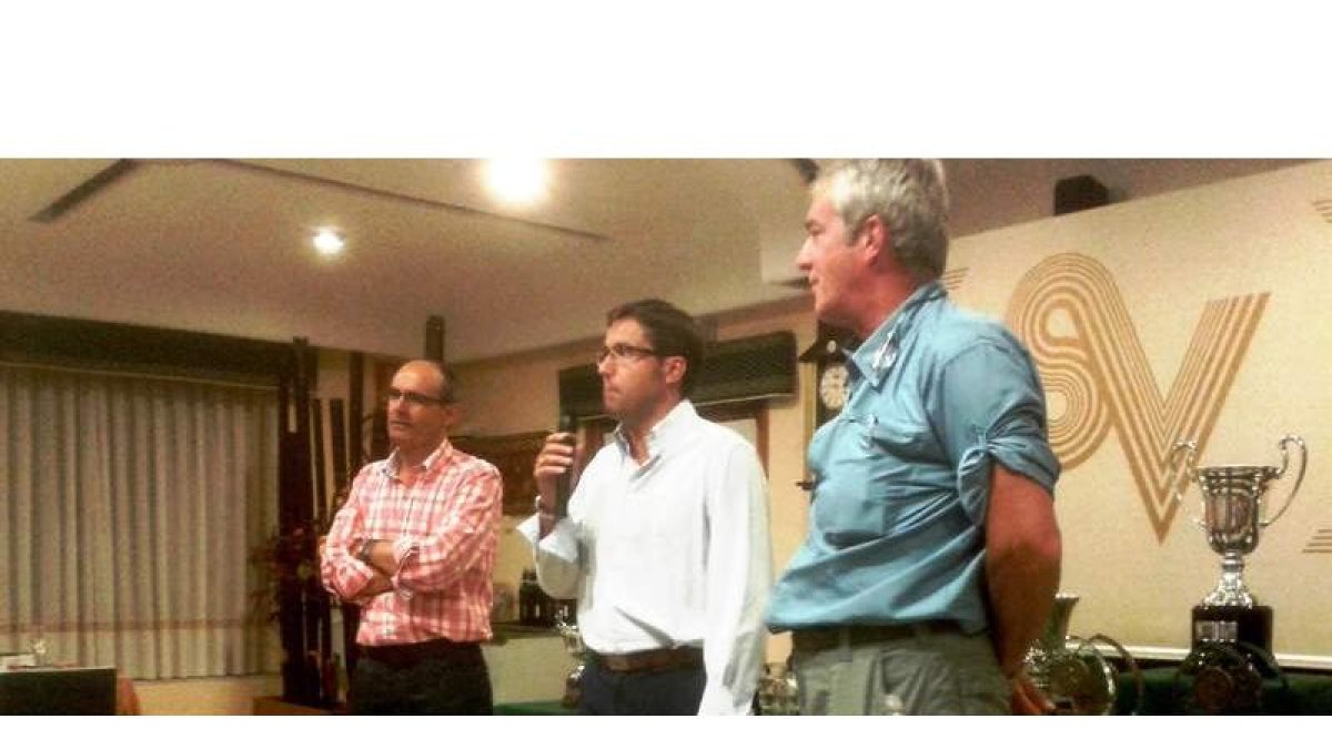 El diputado de Deportes (centro) presentó el acto