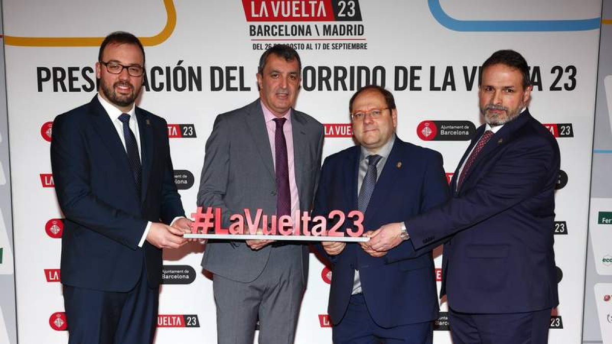 Javier Guillén junto a Javier Carrera escoltados por Luis Fernando Miguélez y José Luis Del Riego. AYT.LB