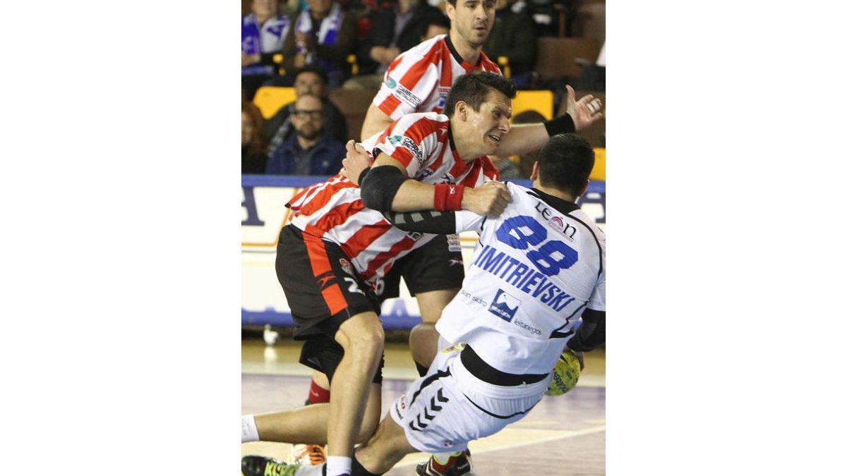 Momento de la lesión de Dimitrievski ante el Sagunto.