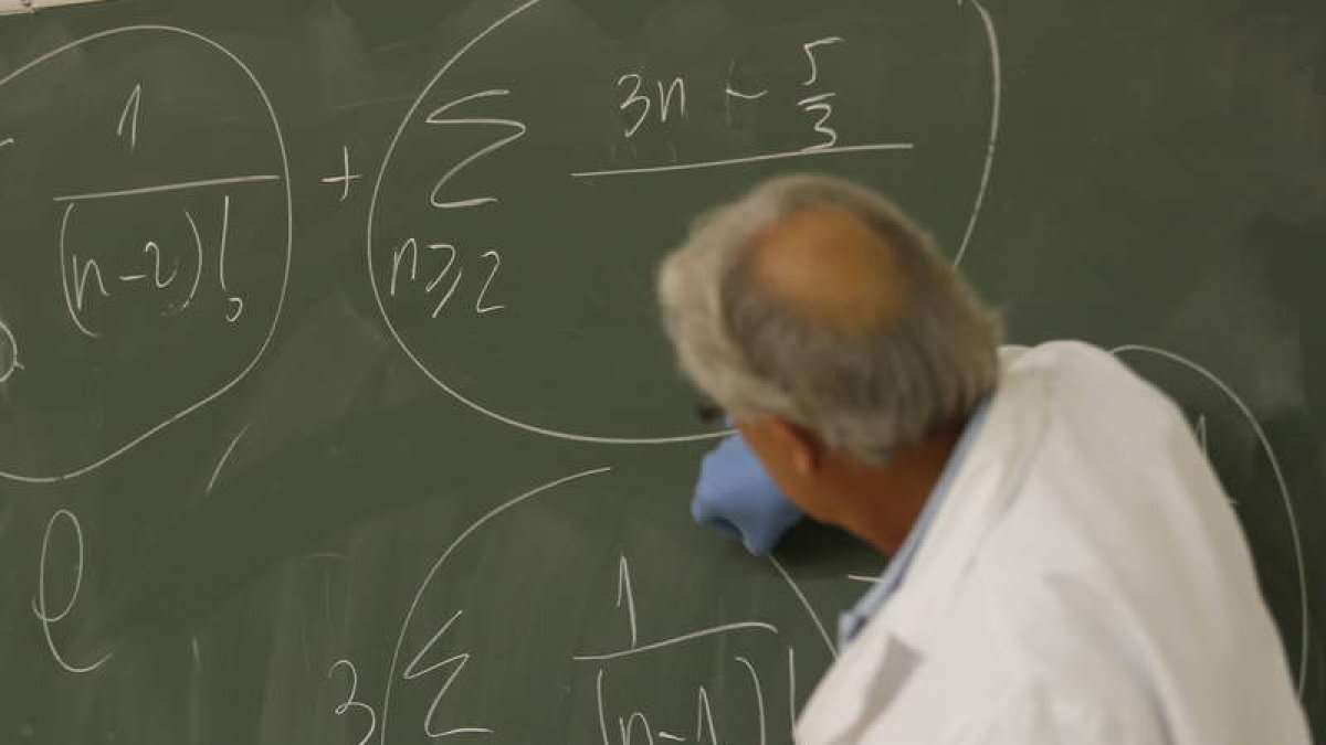 Los profesores interinos ocupan el 38% de plazas. JESÚS F. SALVADORES