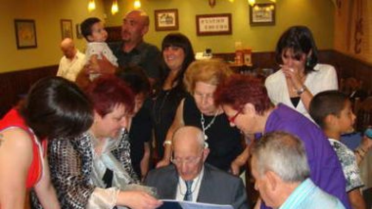 EL tio Kiko rodeado de parte de su familia el día de su 100 cumpleaños.