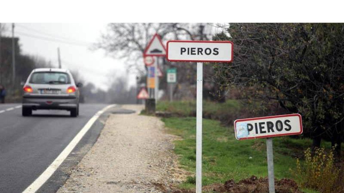 La señal antigua que marca la entrada a la pedanía de Pieros (Cacabelos) ha sido una de las últimas en ser retirada.