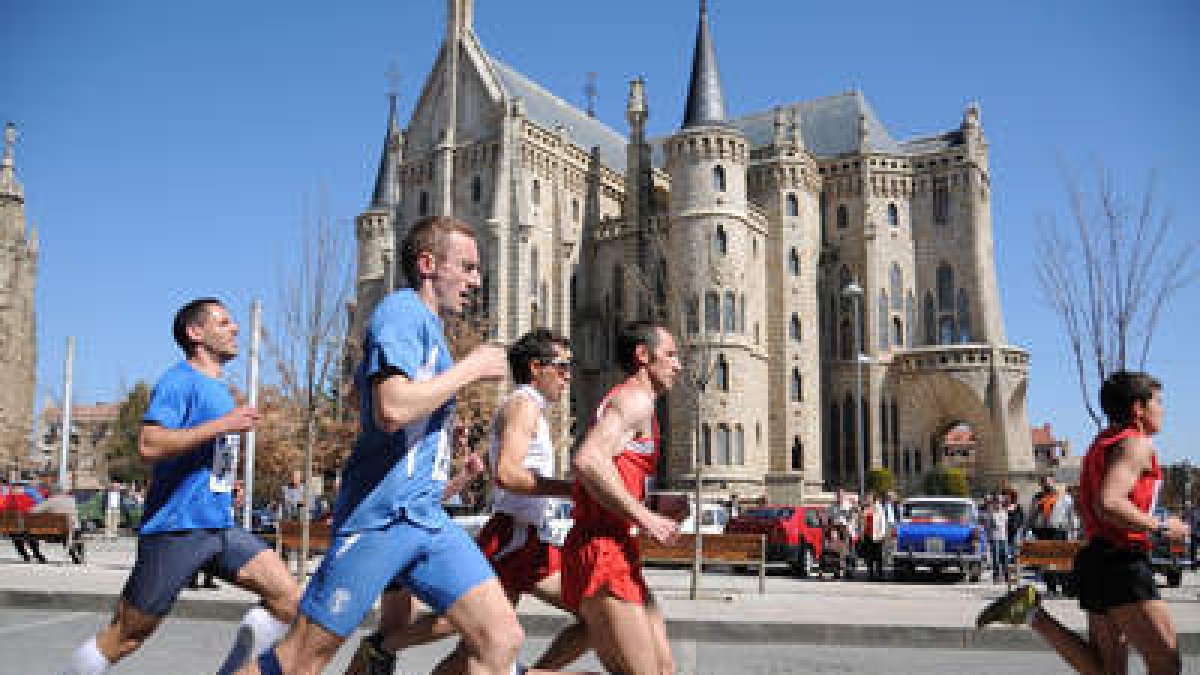 El Palacio Episcopal fue una de las estampas que acompañaron a los atletas en la carrera.