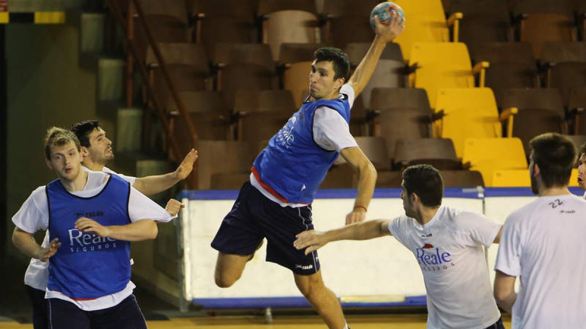El Ademar disputa hoy frente al Gijón el último partido de la primera vuelta.
