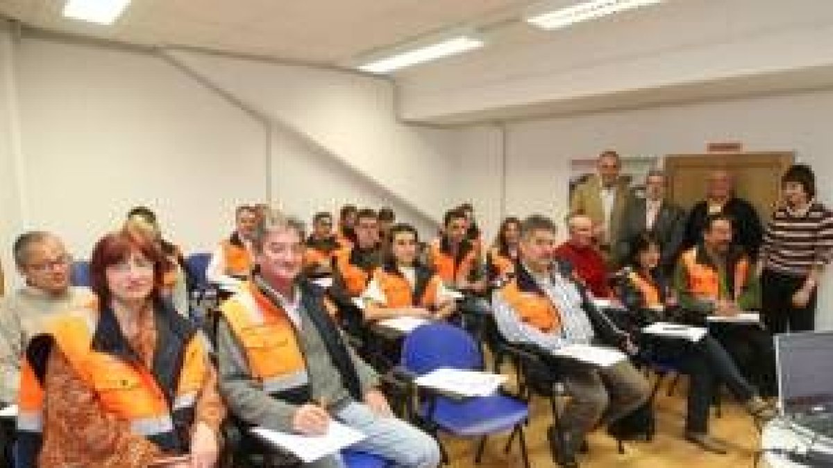 Pérez Lamo, segundo por la izquierda al lado de la puerta, inauguró las instalaciones ayer