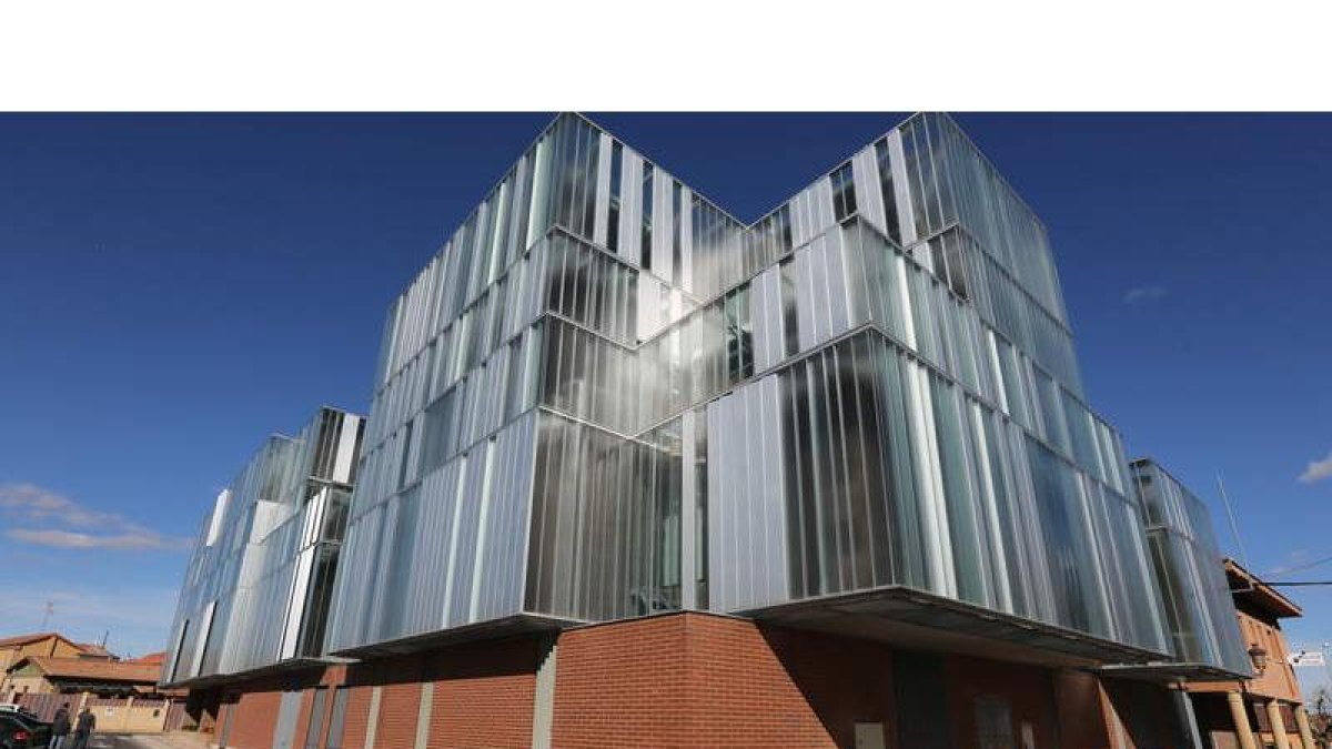 El nuevo edificio luce un aspecto moderno y cuenta con una fachada bioclimática.