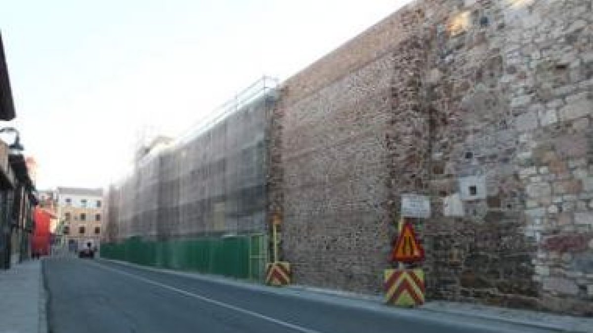 Imagen de parte del lienzo rehabilitado en el tramo entre San Alvito y la carretera de los Cubos.