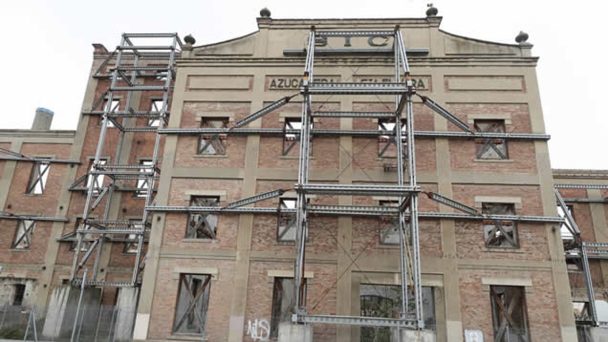 La fachada del Palacio de Congresos con los arriostramientos con que fue apuntalada. RAMIRO