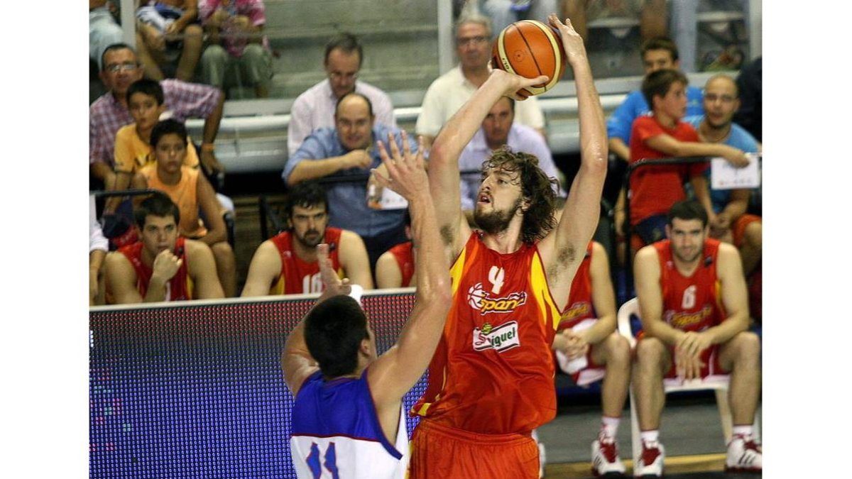 Darko Milicic, en una imagen de archivo, enfrentándose a España frente a Pau Gasol.