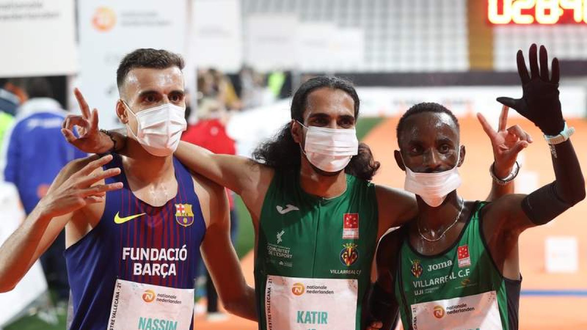 Katir, vencedor en la San Silvestre Vallecana, escoltado por Nassim Hassaous y Kwizera. KIKO HUESCA