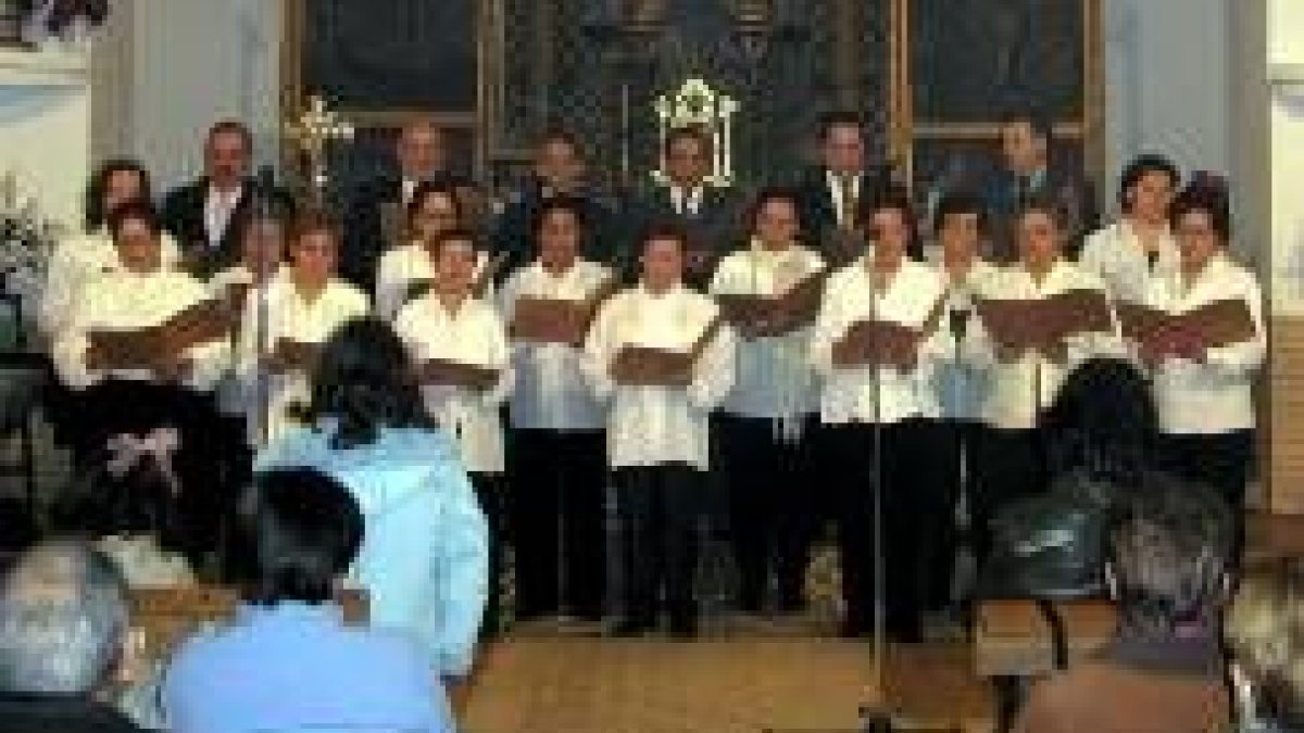 Los 25 miembros de la coral de la Asociación Cultural Santo Tomás, durante su primera actuación