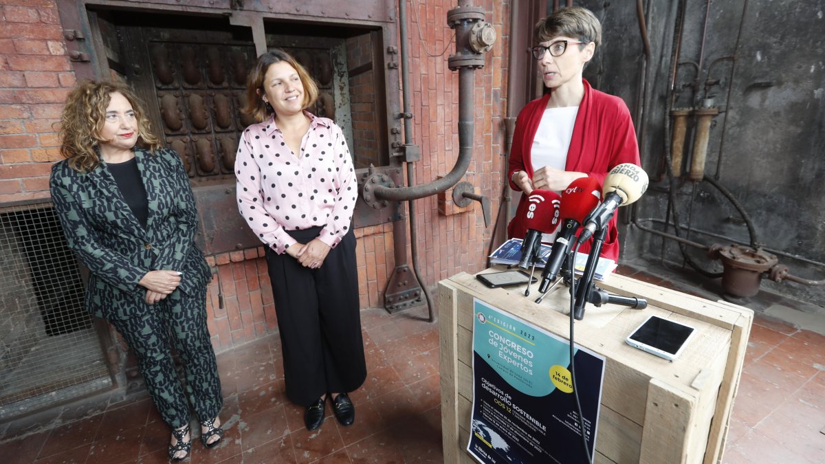 Pilar Marqués, Yasodhara López y Sara Real, en la presentación del congreso. L. DE LA MATA