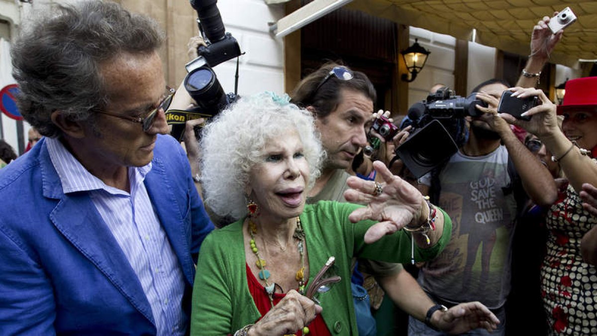 La duquesa de Alba, acompañada por su prometido Alfonso Díez el sábado.