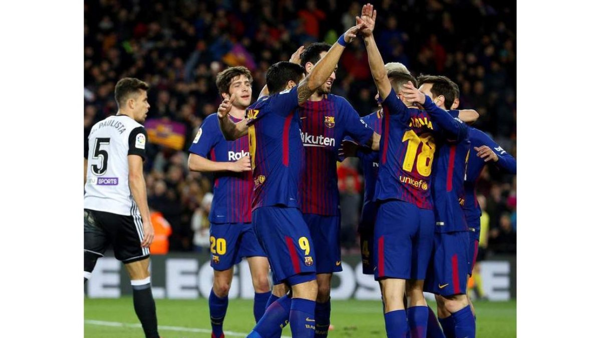 Suárez celebra junto a sus compañeros el gol que da ventaja al Barcelona en la eliminatoria de semifinales frente al Valencia. FONTCUBERTA