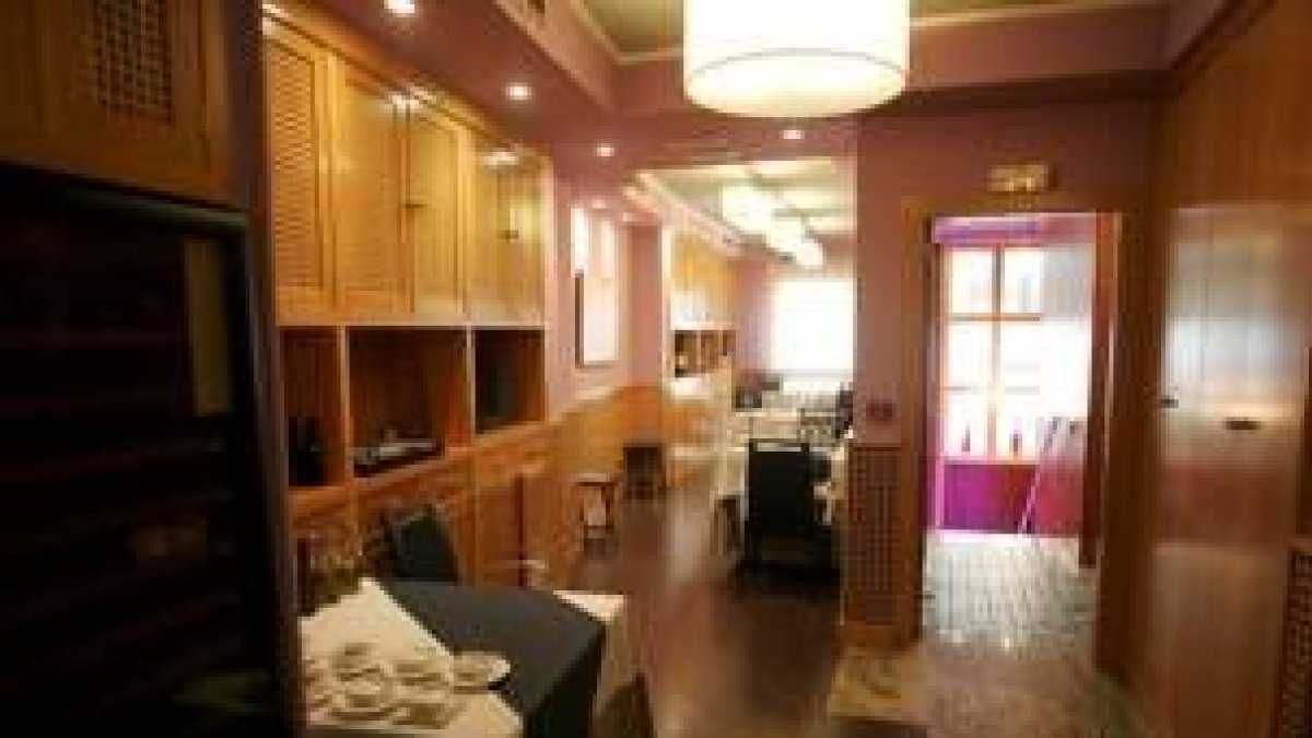 El Sofra se caracteriza por una decoración sobria y de líneas depuradas, al igual que su cocina