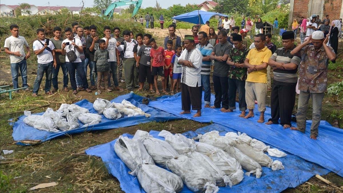 Funeral por algunas de las víctimas del tsunami.