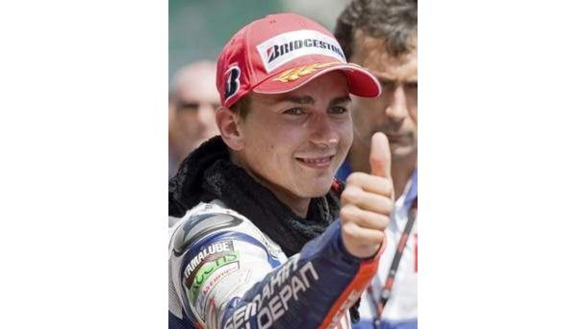 Jorge Lorenzo saluda a su seguidores en Sepang.