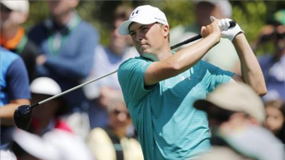 Spieth ejecuta un golpe durante su primer recorrido en Augusta.