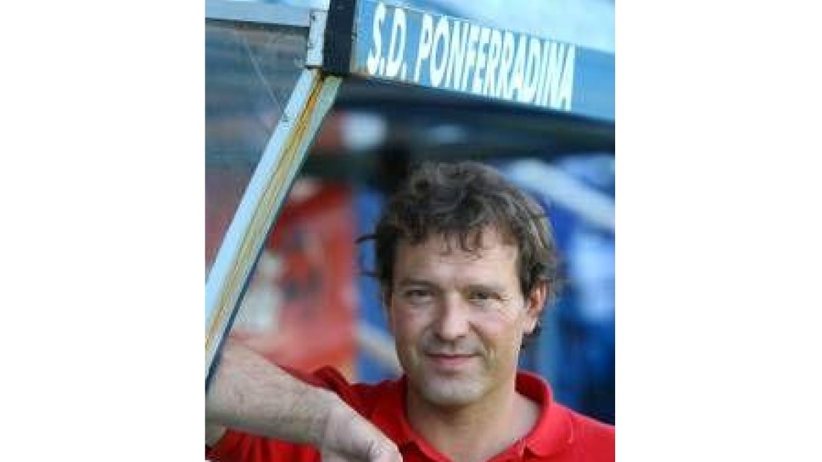 El preparador cántabro, delante del banquillo que ocupará esta temporada en El Toralín
