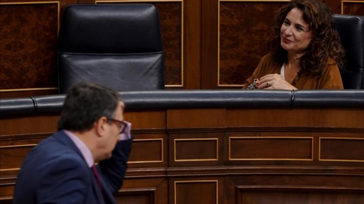 La ministra de Hacienda, María Jesús Montero, y el portavoz del PNV, Aitor Esteban, en el pleno del Congreso.