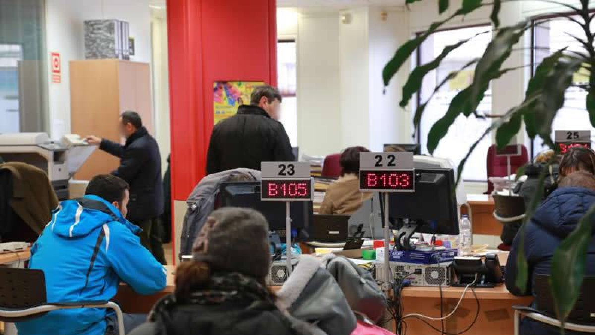 Desempleados esperan para ser atendidos en una oficina de los Servicios Públicos de Empleo.