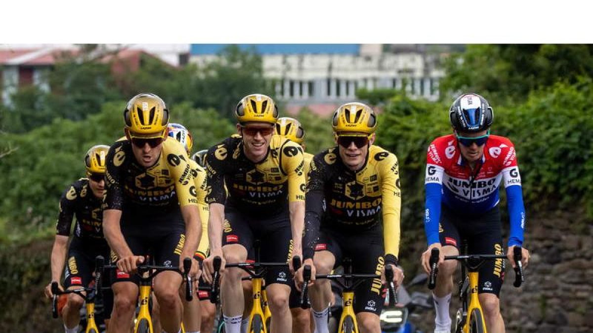 El ciclista danés Jonas Vingegaard recorrió ayer junto a su equipo las calles de Bilbao, de donde mañana arranca el Tour. MARTIN DIVISEK