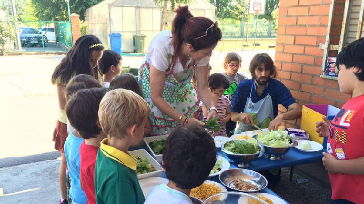 Comer y enseñar a comer de forma saludable es otro de los ejercicios que se practican en el CRA de Trobajo del Cerecedo.