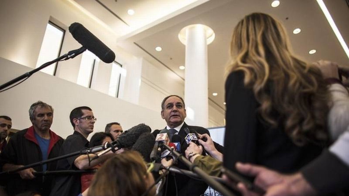 El doctor Zeev Rotstein, director del Sheba Medical Center, habla con con periodistas sobre la salud de Sharon.