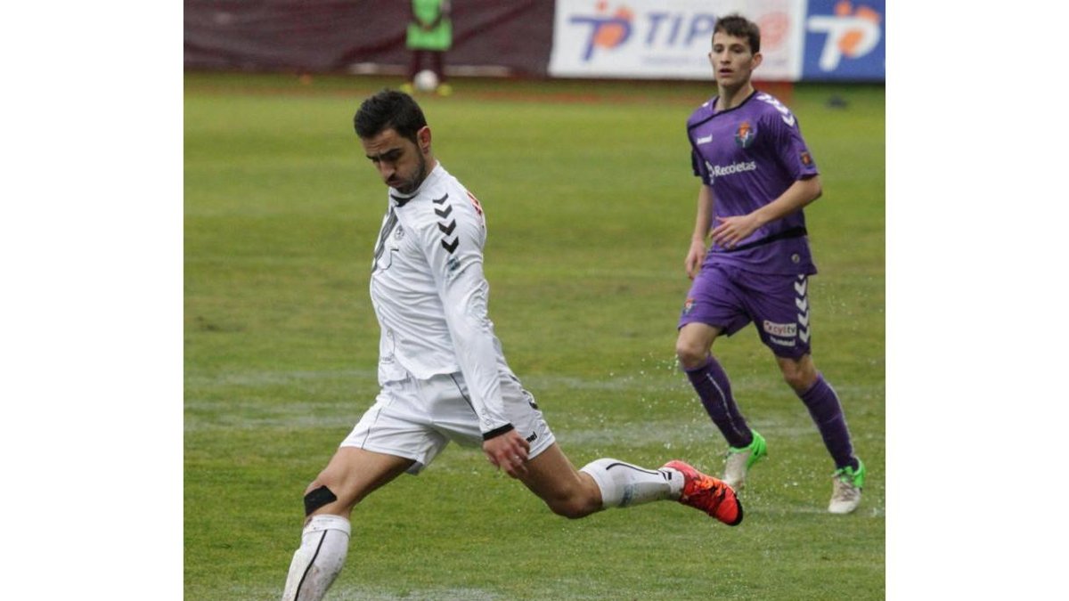 Toni Villa, a la derecha, con la elástica del Real Valladolid, en un partido ante la Cultural frente al leonés Víctor Díaz 'Viti'.