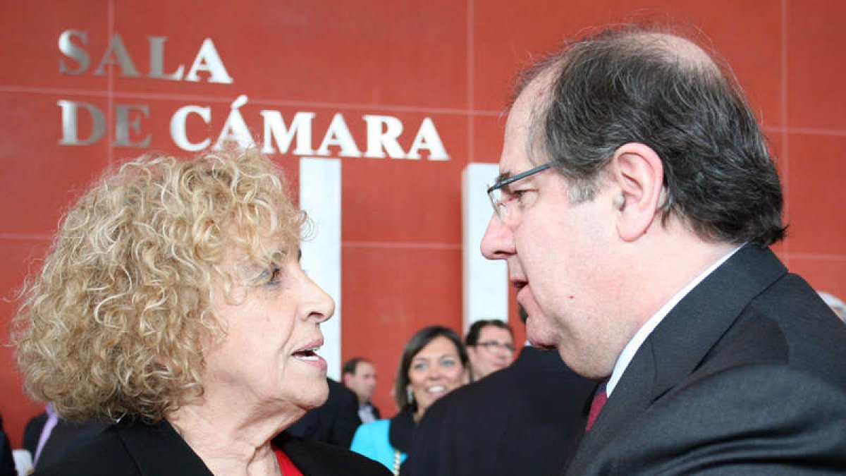 Elena Santiago con el presidente de la Junta, en la entrega de los premios.