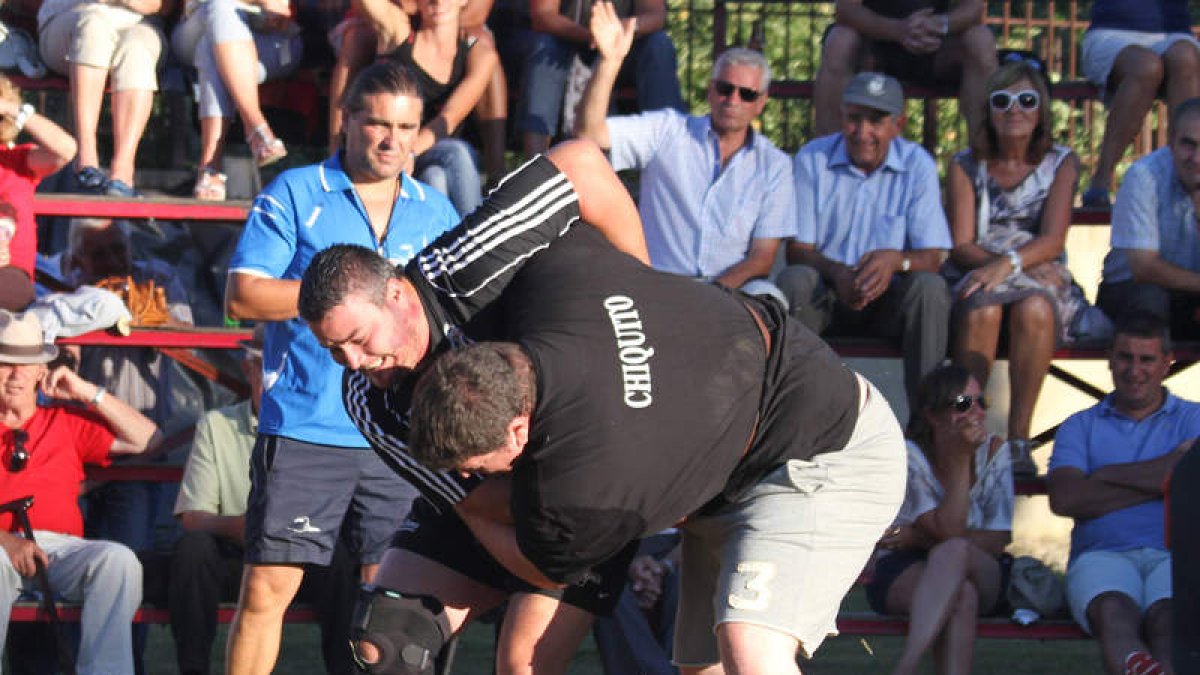 Carlos Erick «Chiquito» Zegarra, grandón y entrañable, sigue haciéndose a la lucha leonesa.