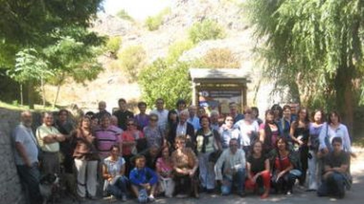 La familia de Teófilo Alonso posa en la entrada de la Cueva de Valporquero.