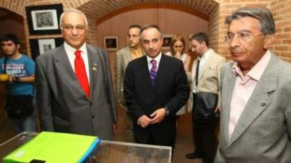 Abraham Haim, junto a Arturo Pereira, en la sala de la cripta del Museo del Bierzo.
