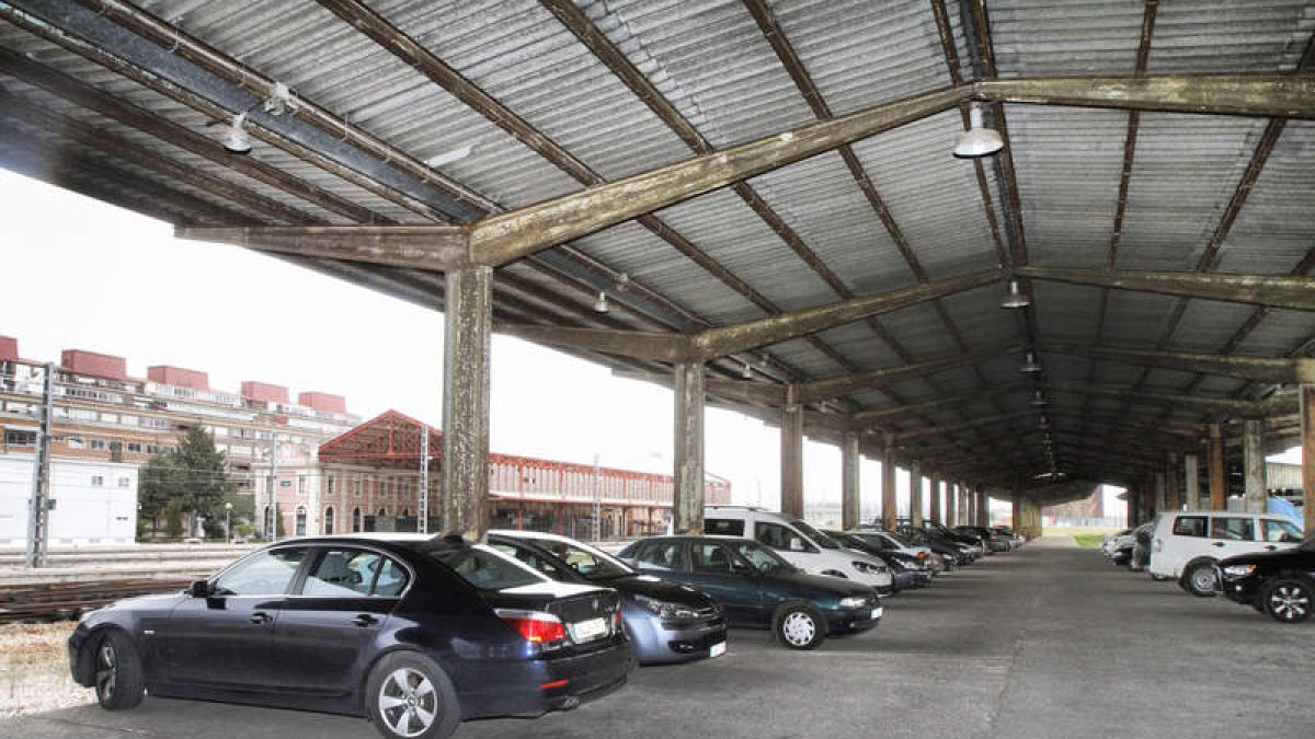 Coches aparcados en las inmediaciones de la antigua estación.