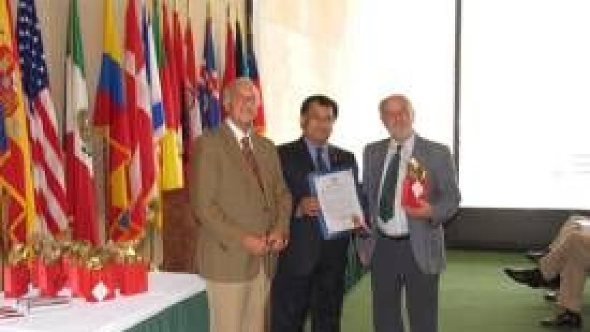 Secundino Valladares, a la derecha, recogiendo su diploma