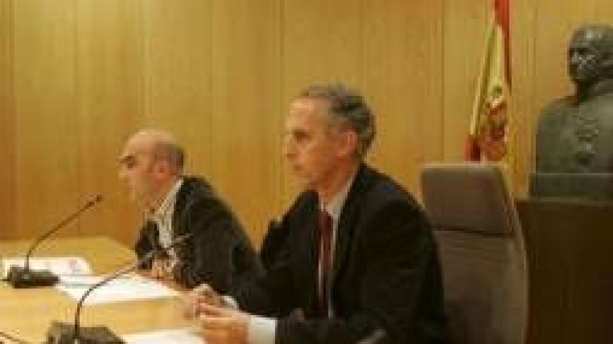 José Manuel Beirán (a la derecha) en el transcurso de la conferencia