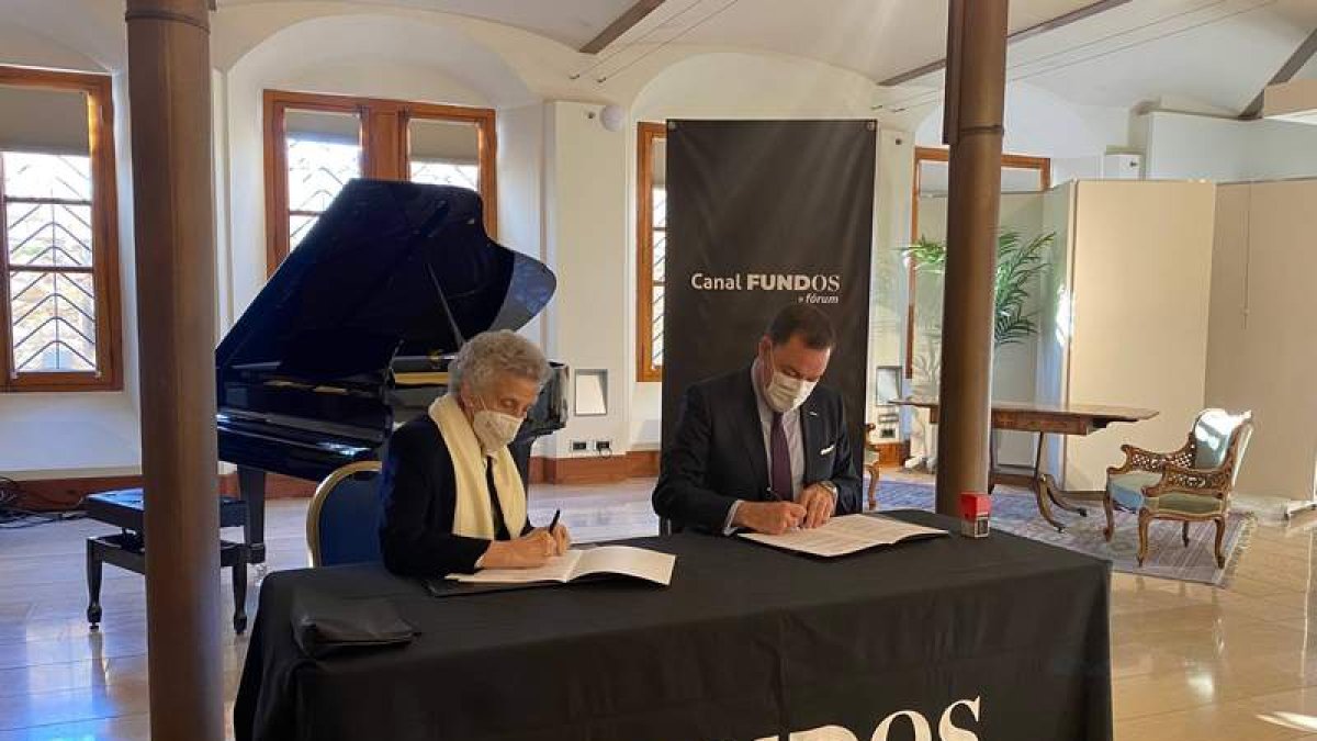 Margarita Morais y José María Viejo, ayer, durante la firma del convenio de colaboración. DL
