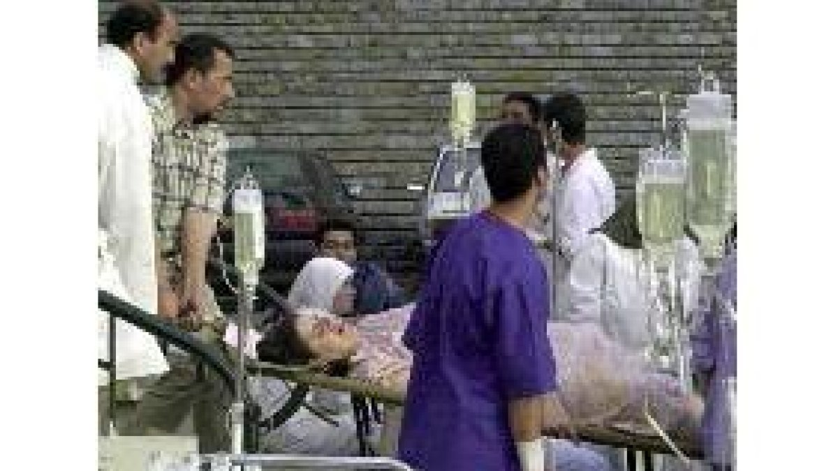 Médicos de un hospital argelino atienden en la calle a las víctimas del nuevo terremoto