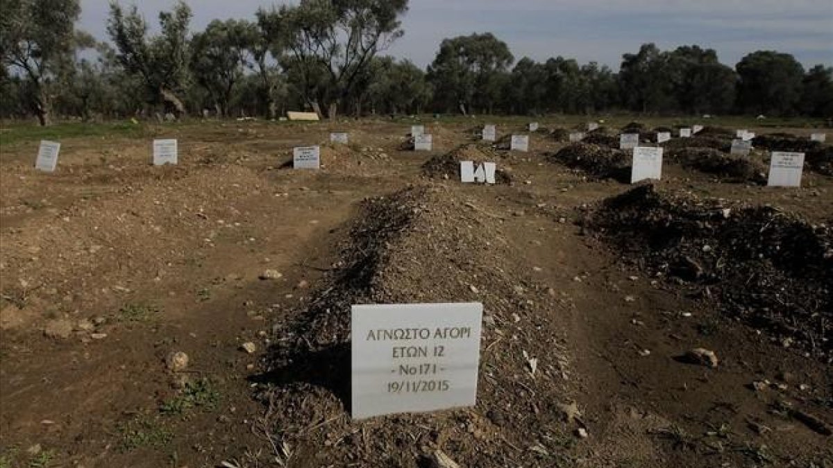 Tumba de un niño de 12 años ahogado, sin identificar, en una explanada en la isla de Lesbos.